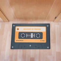 Relaxdays Paillasson Tapis D’entrée Cassette Audio Rétro Vintage Couloir PVC Antidérapant 40 X 60 Cm, Noir/orange 9 Relaxdays Paillasson Tapis D’entrée Cassette Audio Rétro Vintage Couloir PVC Antidérapant 40 X 60 Cm, Noir/orange -Tapis et paillasson Soldes 10367761 5