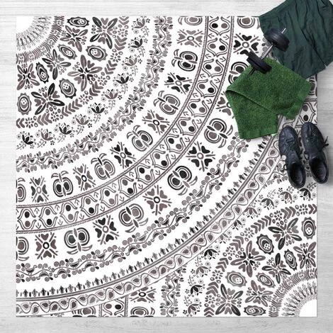 BILDERWELTEN Tapis En Vinyle - Large Boho Mandala In Brown Black - Carré 1:1 Dimension HxL: 100cm X 100cm 1 BILDERWELTEN Tapis En Vinyle - Large Boho Mandala In Brown Black - Carré 1:1 Dimension HxL: 100cm X 100cm